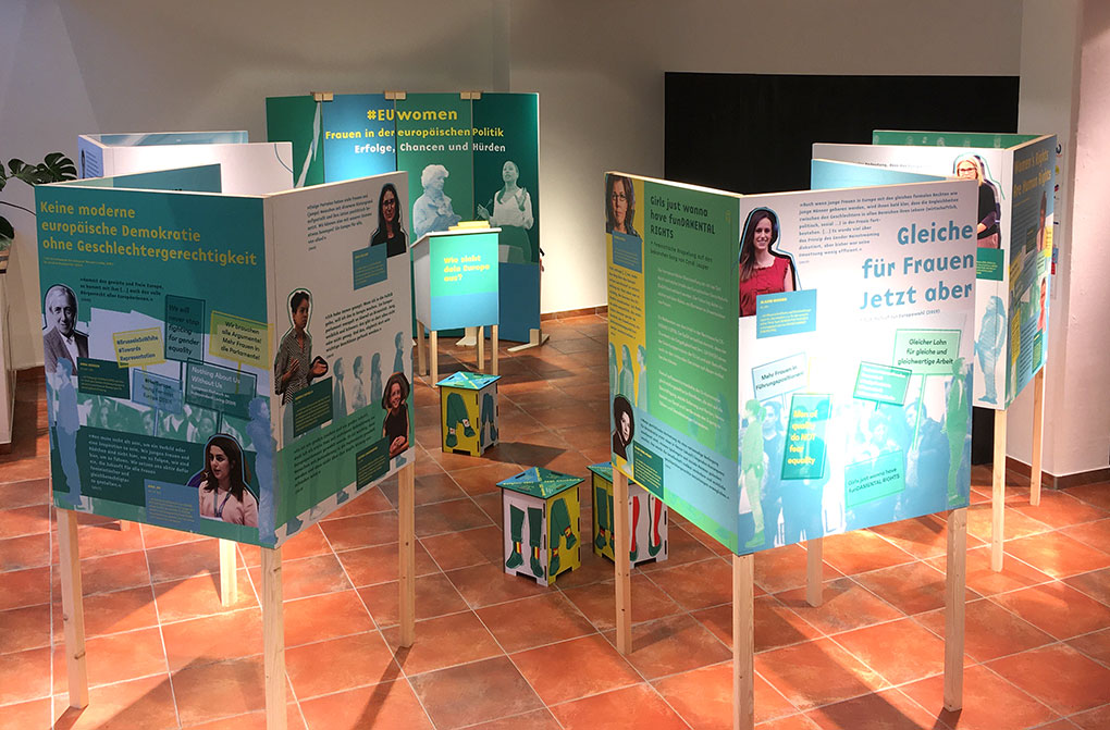 Blick von schräg oben auf die Wanderausstellung / View of the touring exhibition from diagonally above