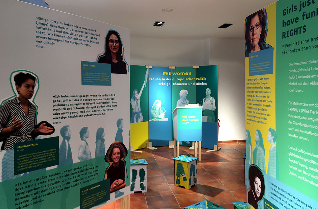 Blick in die Wanderausstellung mit mehreren Wandpaneelen / View of the touring exhibition with several wall panels
