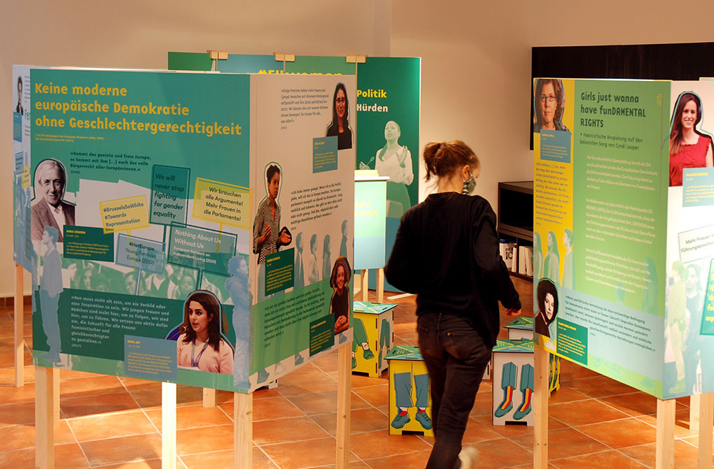 Blick in die Wanderausstellung mit mehreren Wandpaneelen / View of the touring exhibition with several wall panels